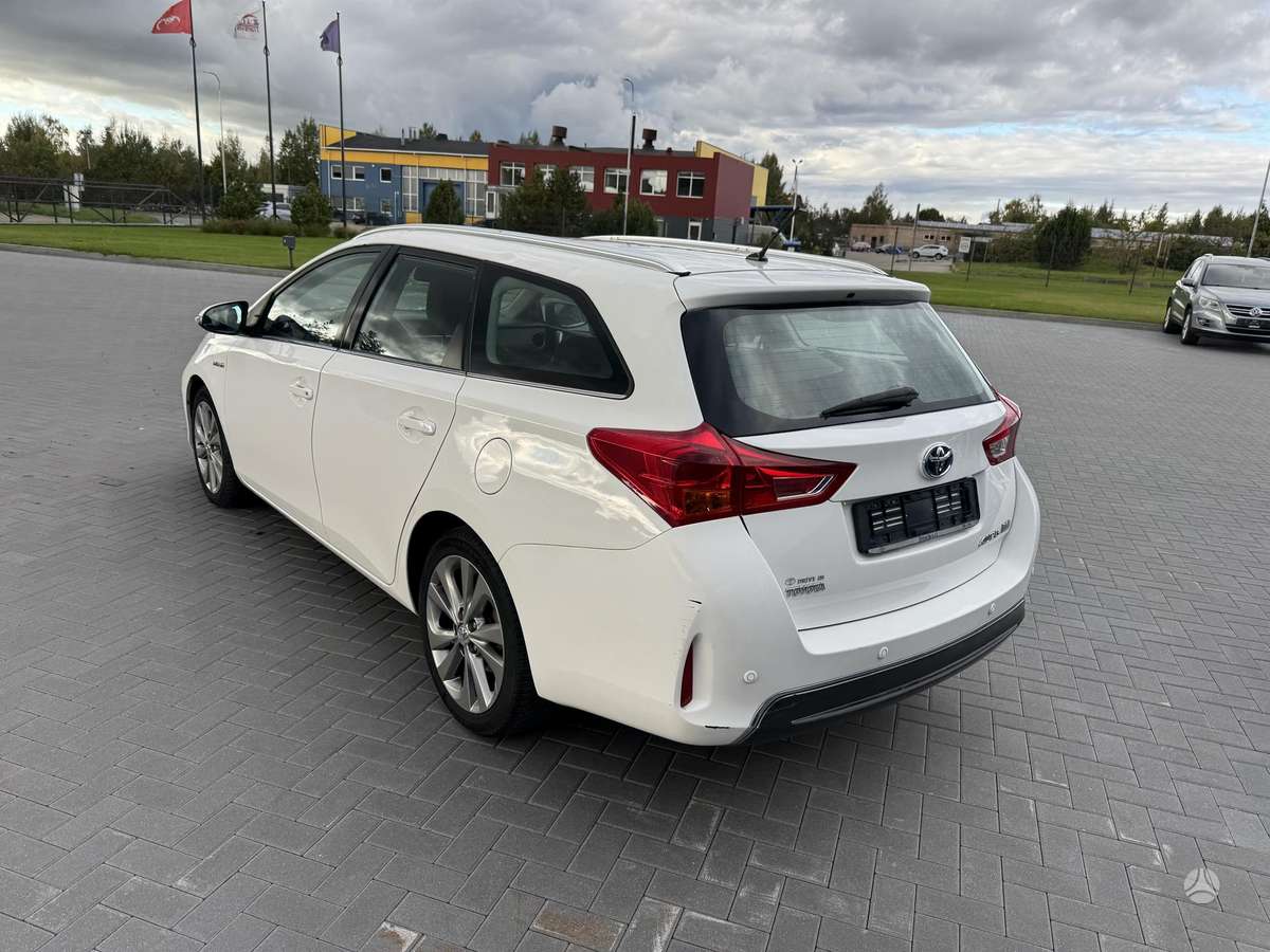 Toyota Auris 2014 — engine 1798 cm³, 136 HP (100kW)