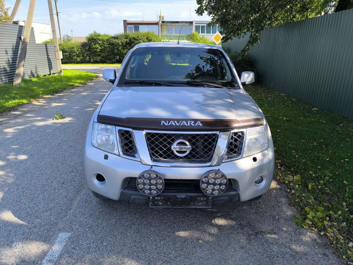 Nissan Navara 2014 — rear view