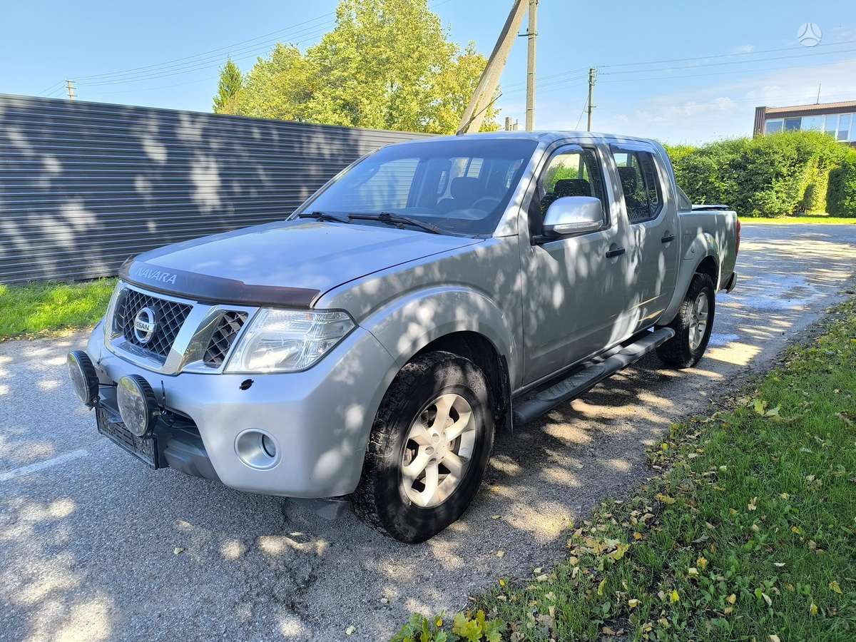 Nissan Navara 2014 — interior