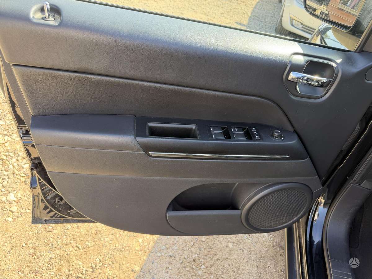 Jeep Compass 2012 — photo 8