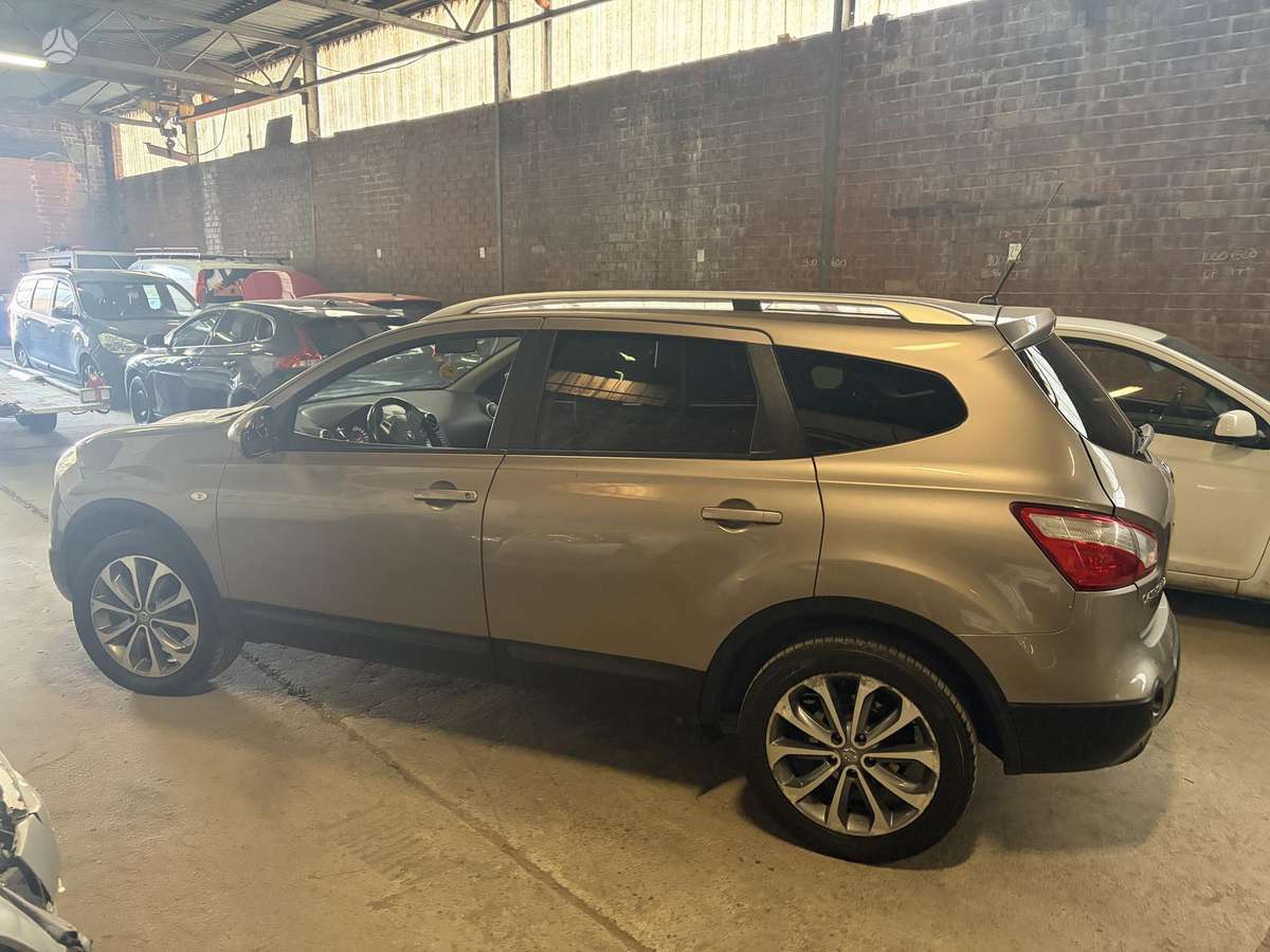 Nissan Qashqai+2 2010 — rear view