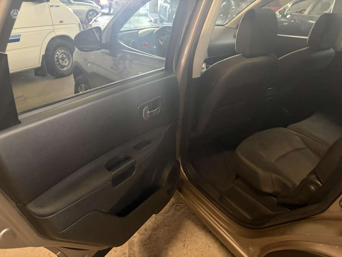 Nissan Qashqai+2 2010 — photo 8