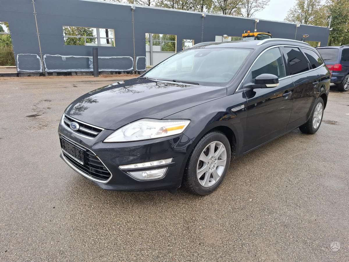 Ford Mondeo 2013 — rear view