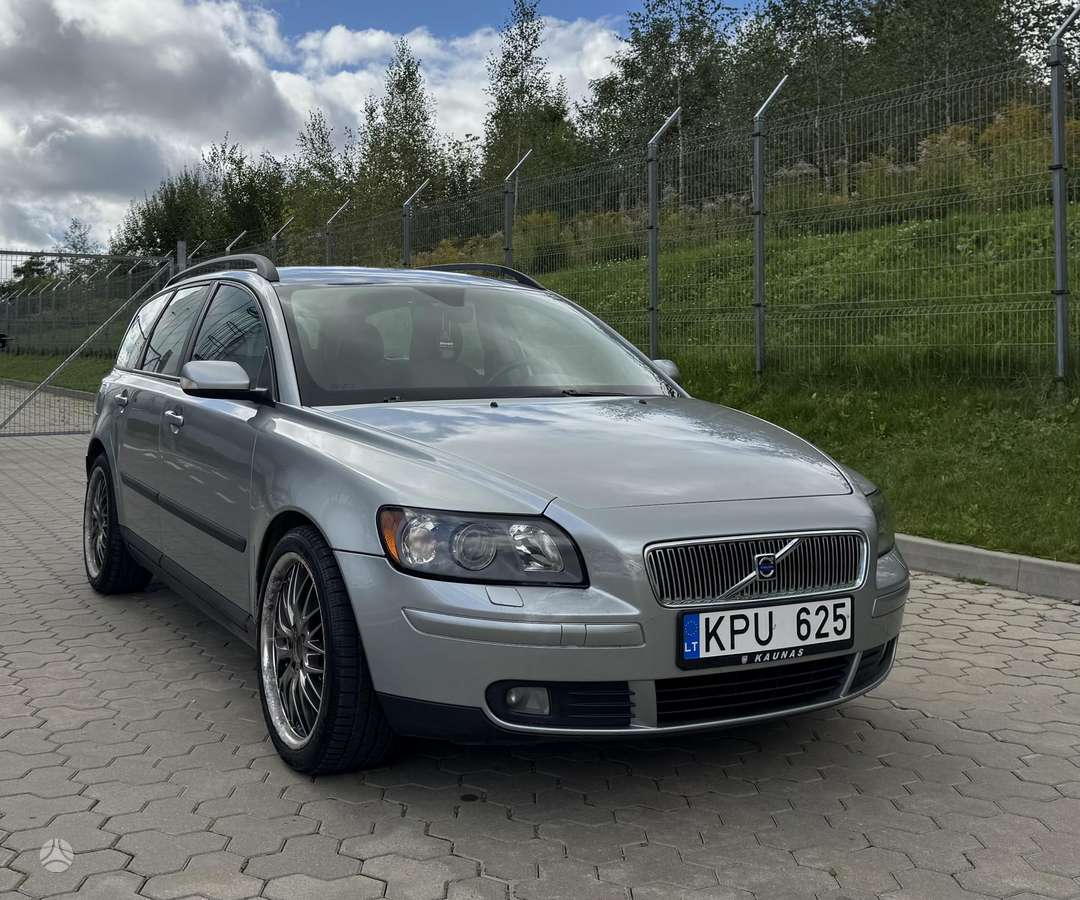 Volvo V50 2005 — rear view