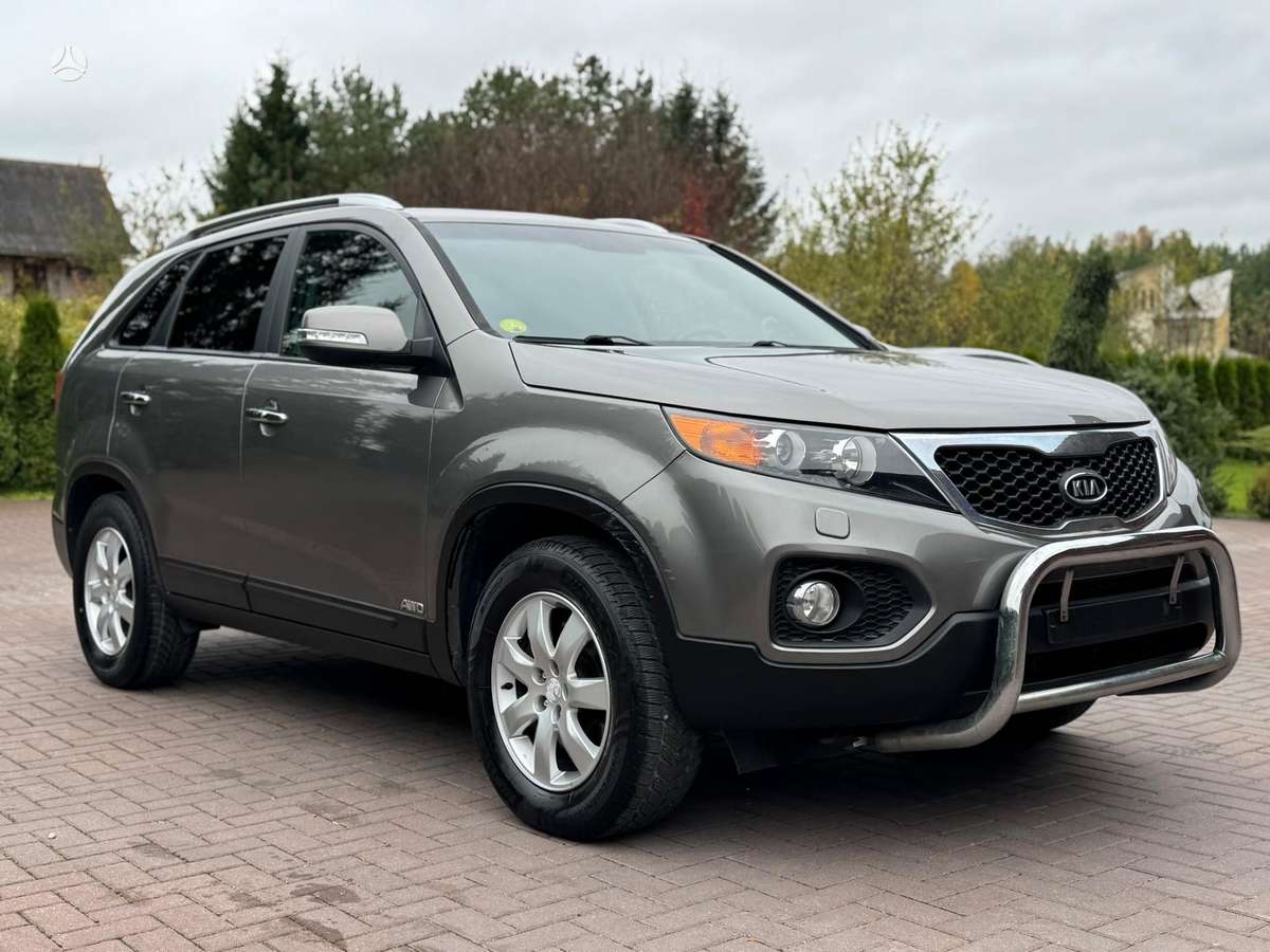 Kia Sorento 2012 — rear view