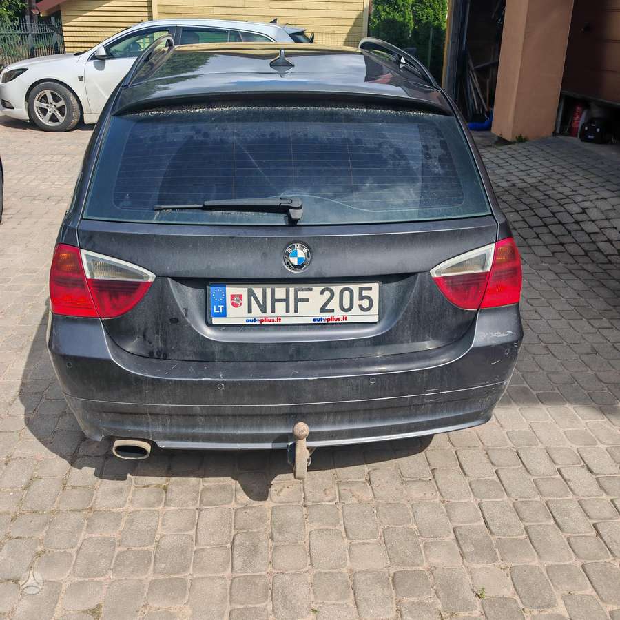 BMW 320 2007 — салон