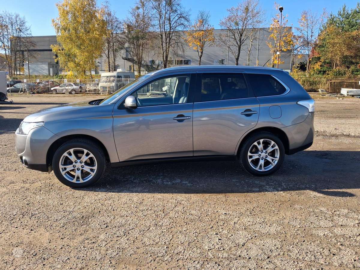 Mitsubishi Outlander 2014 — rear view