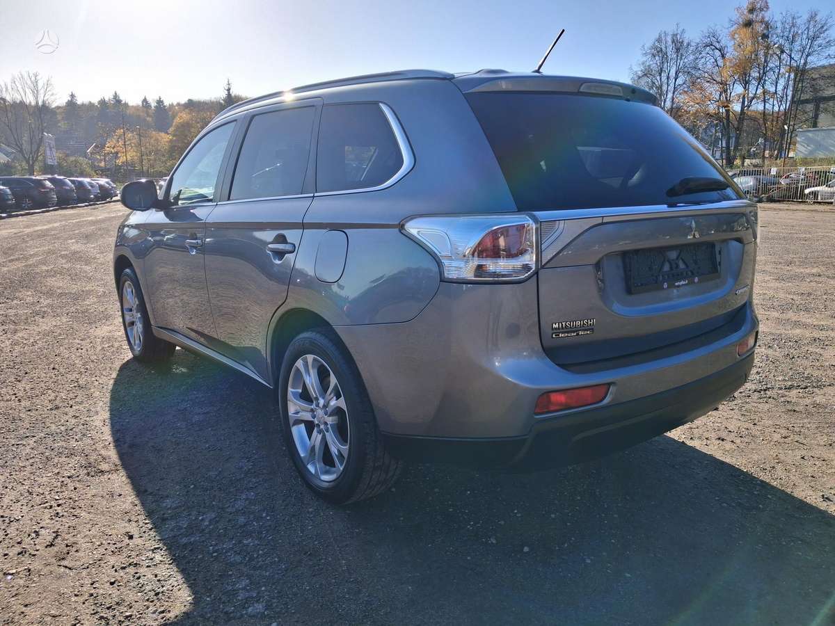 Mitsubishi Outlander 2014 — interior