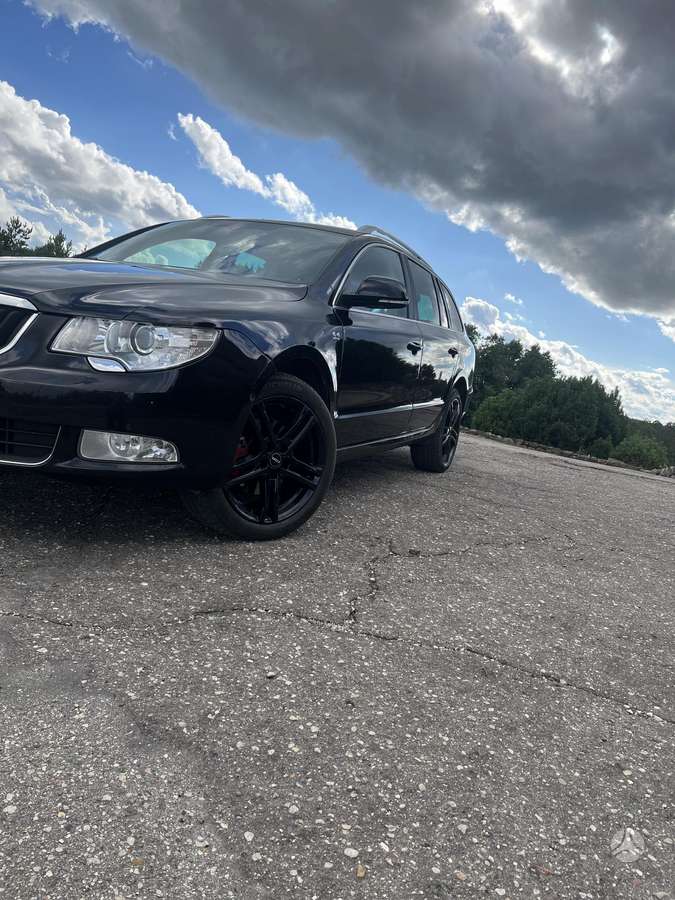 Skoda Superb 2011 — вигляд ззаду