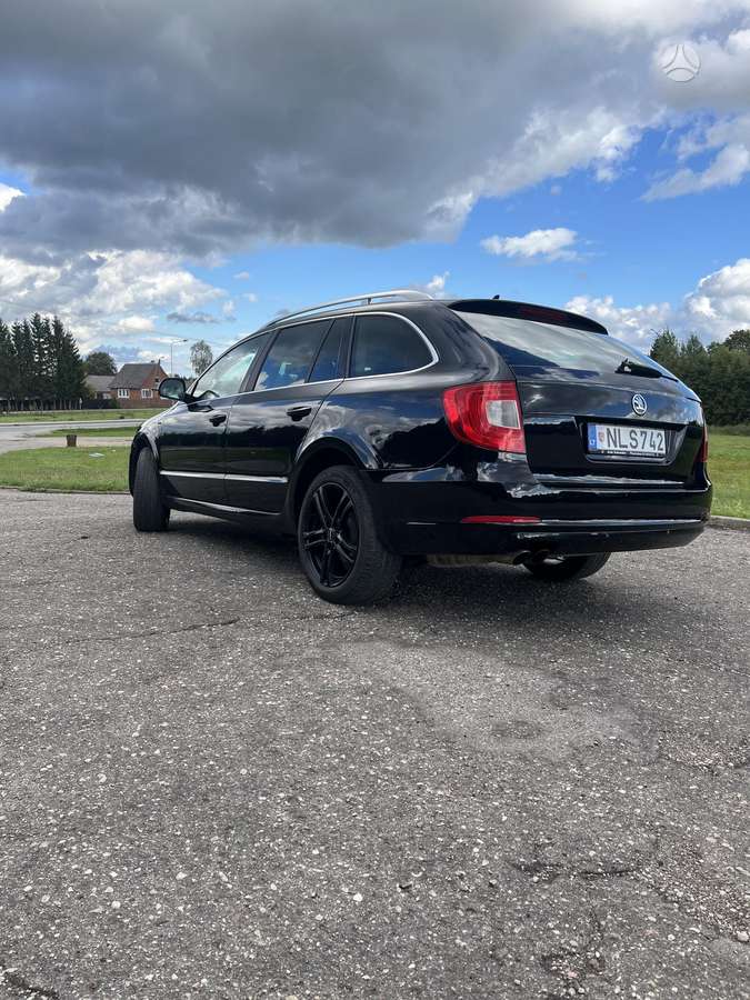 Skoda Superb 2011 — салон
