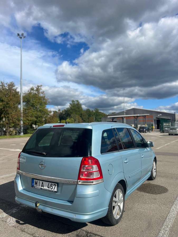 Opel Zafira 2010 — rear view