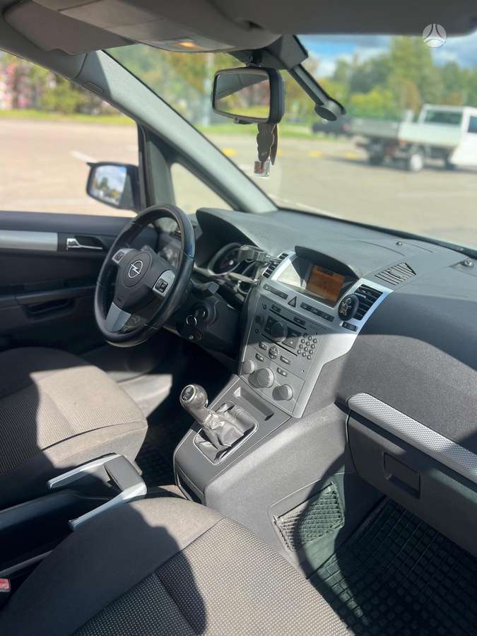 Opel Zafira 2010 — engine 1686 cm³, 125 HP (92kW)
