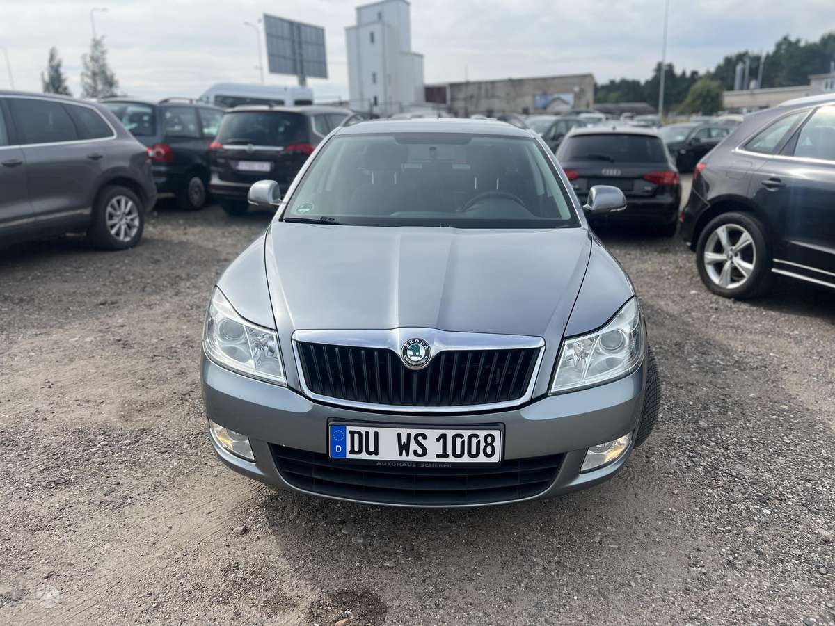 Skoda Octavia 2012 — rear view
