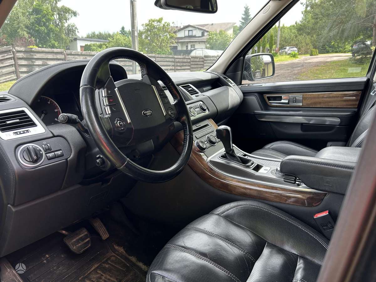 Land Rover 2010 — interior