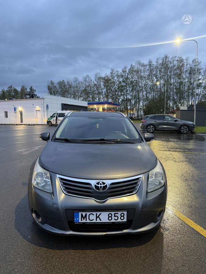 Toyota Avensis 2011 — вигляд ззаду