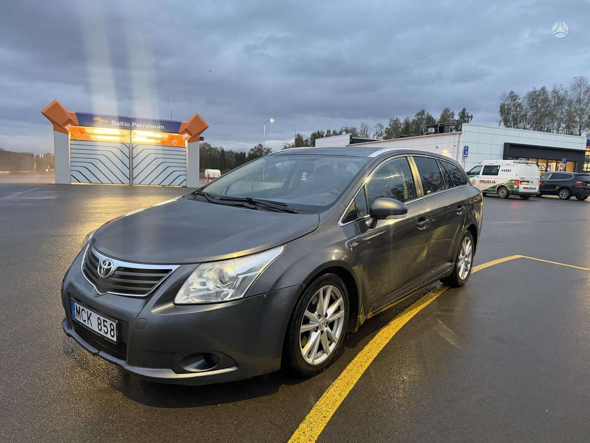 Toyota Avensis 2011 — салон