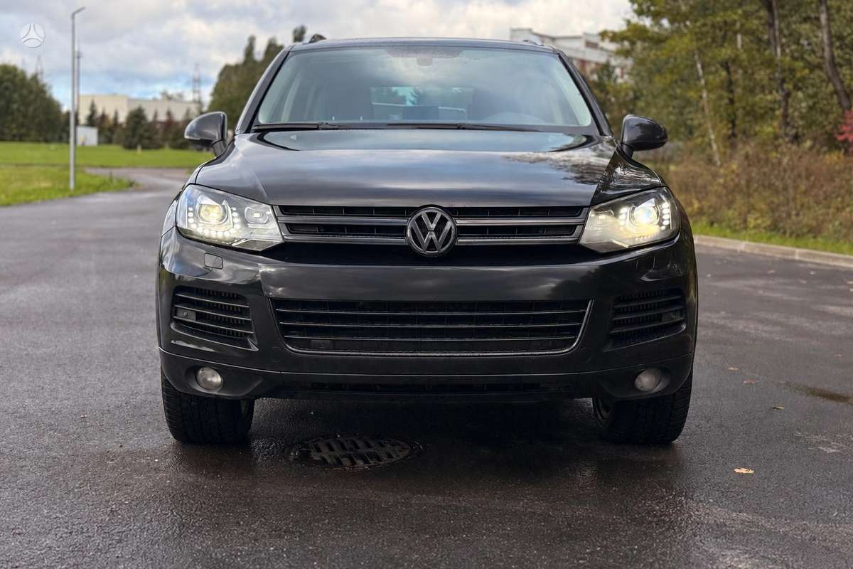 Volkswagen Touareg 2011 — вигляд ззаду