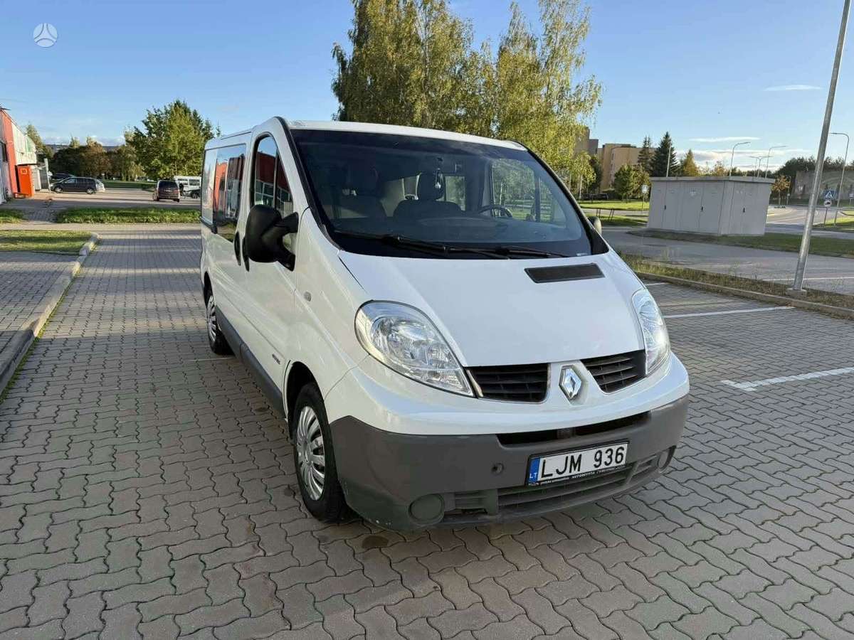 Renault Trafic 2012 — салон