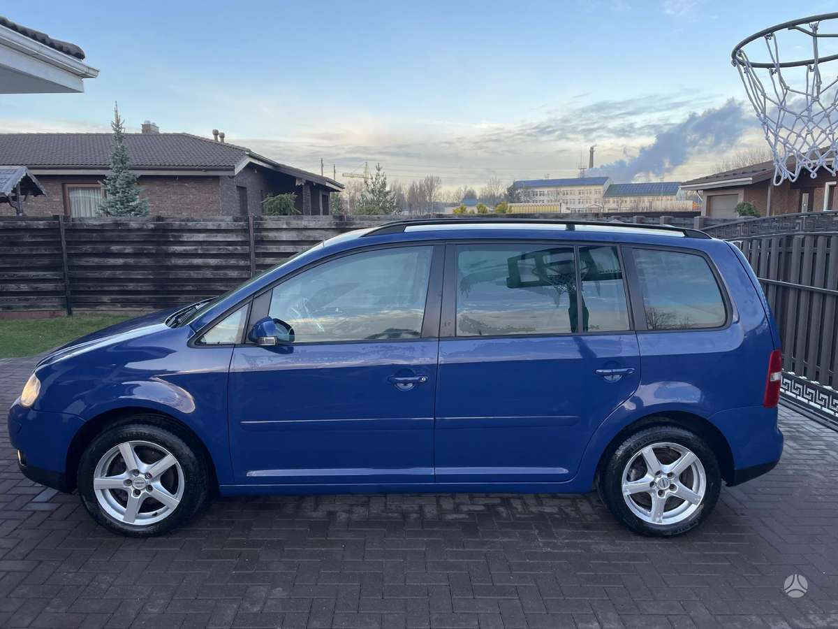 Volkswagen Touran 2004 — вигляд ззаду