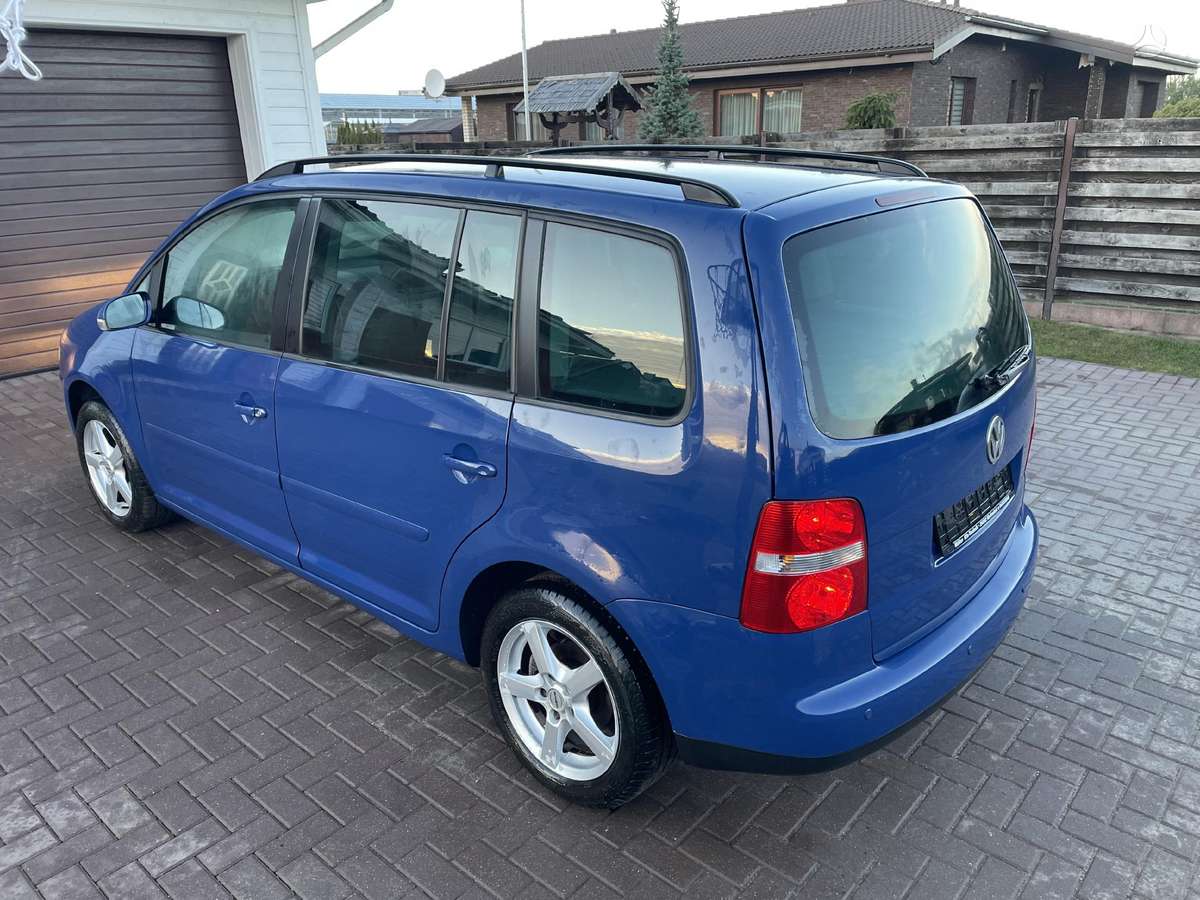 Volkswagen Touran 2004 — салон