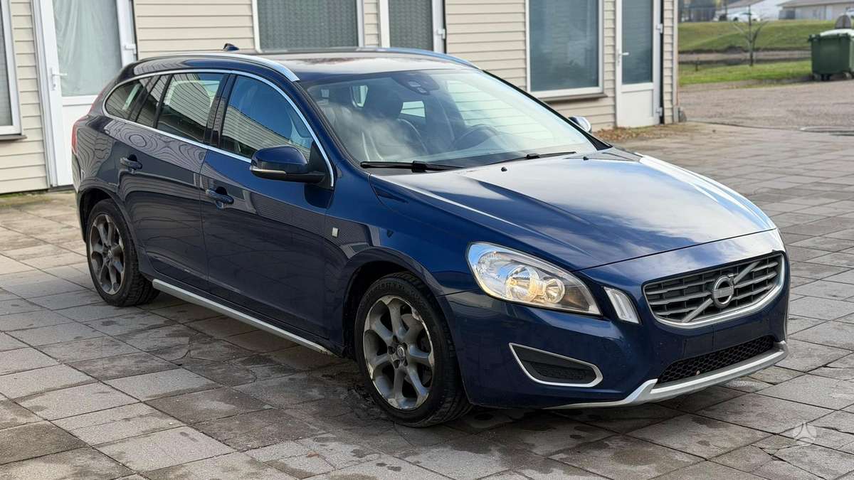 Volvo V60 2012 — rear view