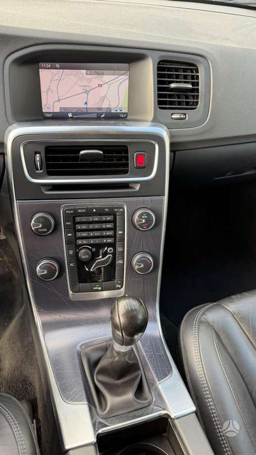 Volvo V60 2012 — photo 8