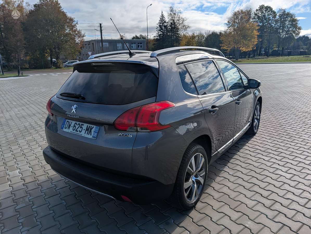 Peugeot 2008 2015 — двигун 1200 cm³, 110 HP (81kW)
