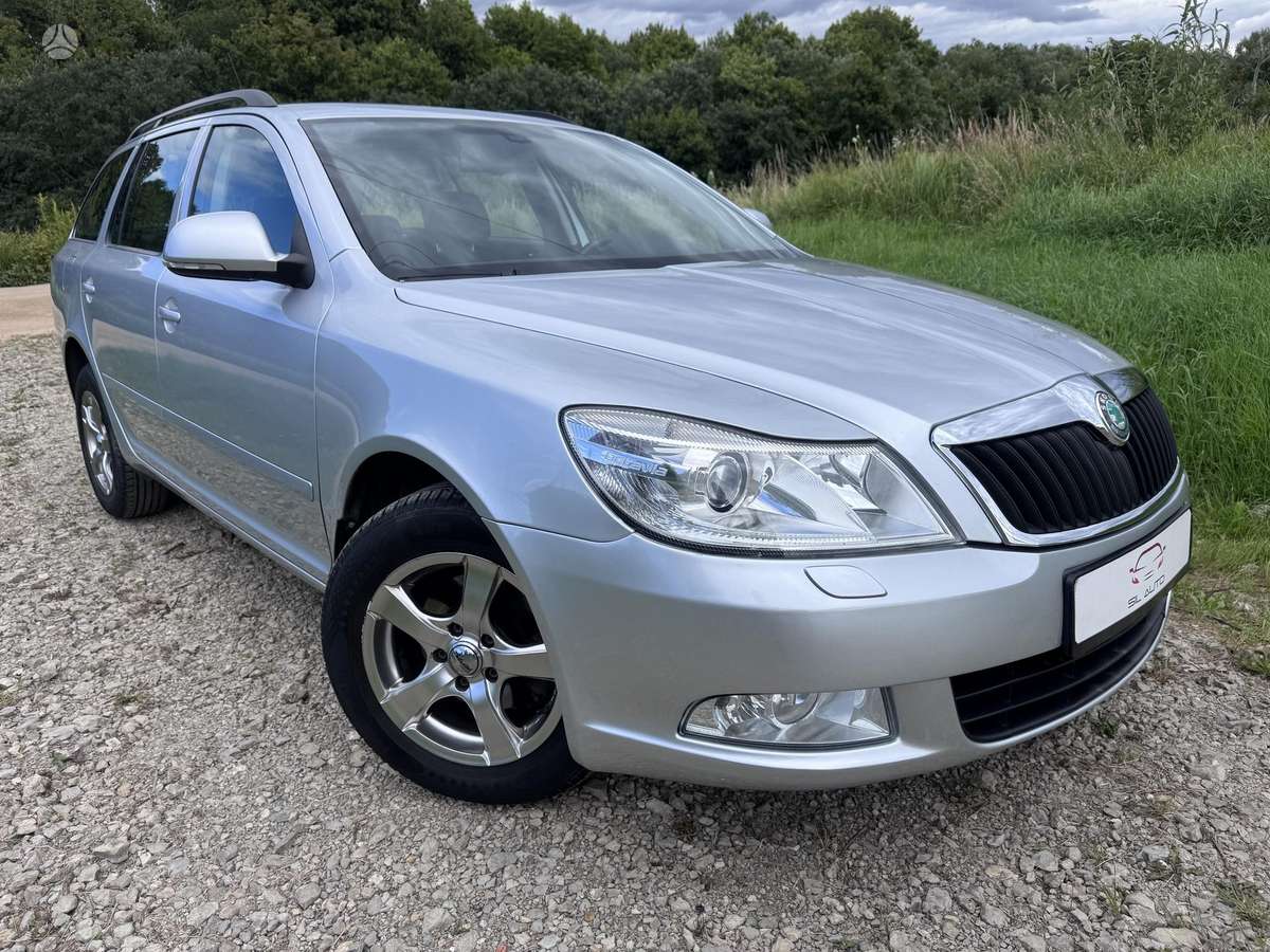 Skoda Octavia 2010 — rear view
