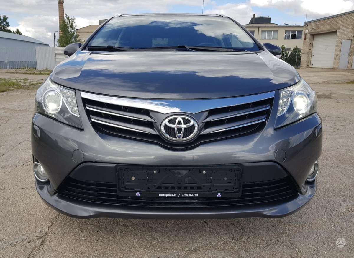 Toyota Avensis 2013 — вигляд ззаду