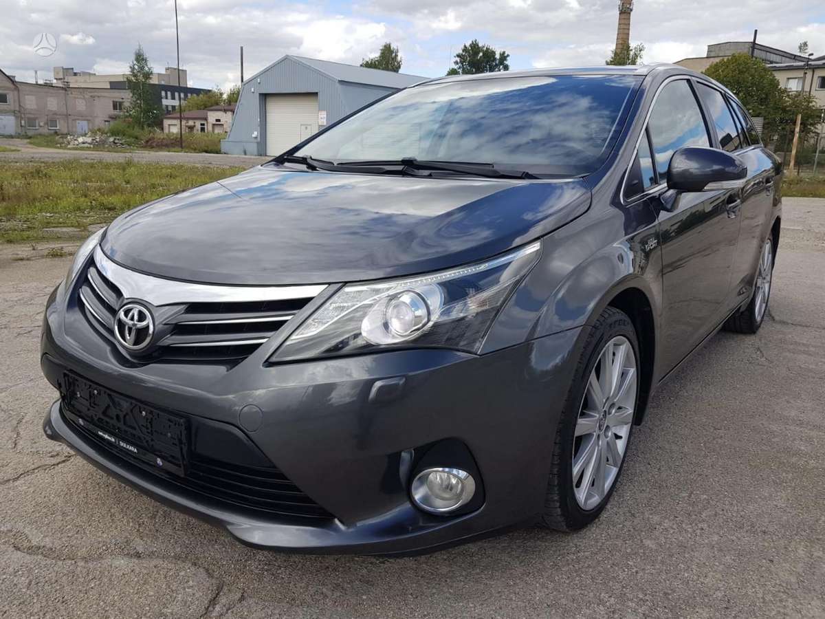 Toyota Avensis 2013 — салон