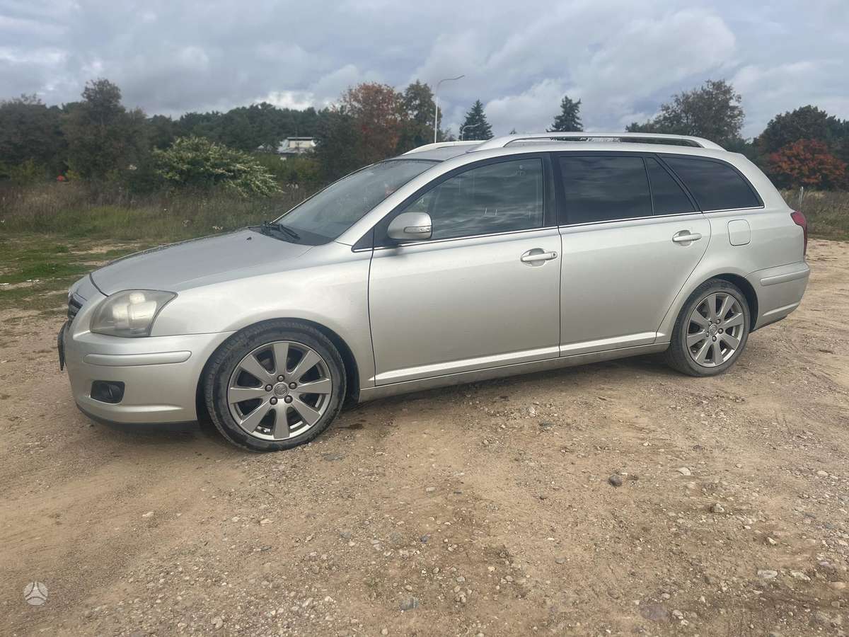 Toyota Avensis 2007 — вигляд ззаду