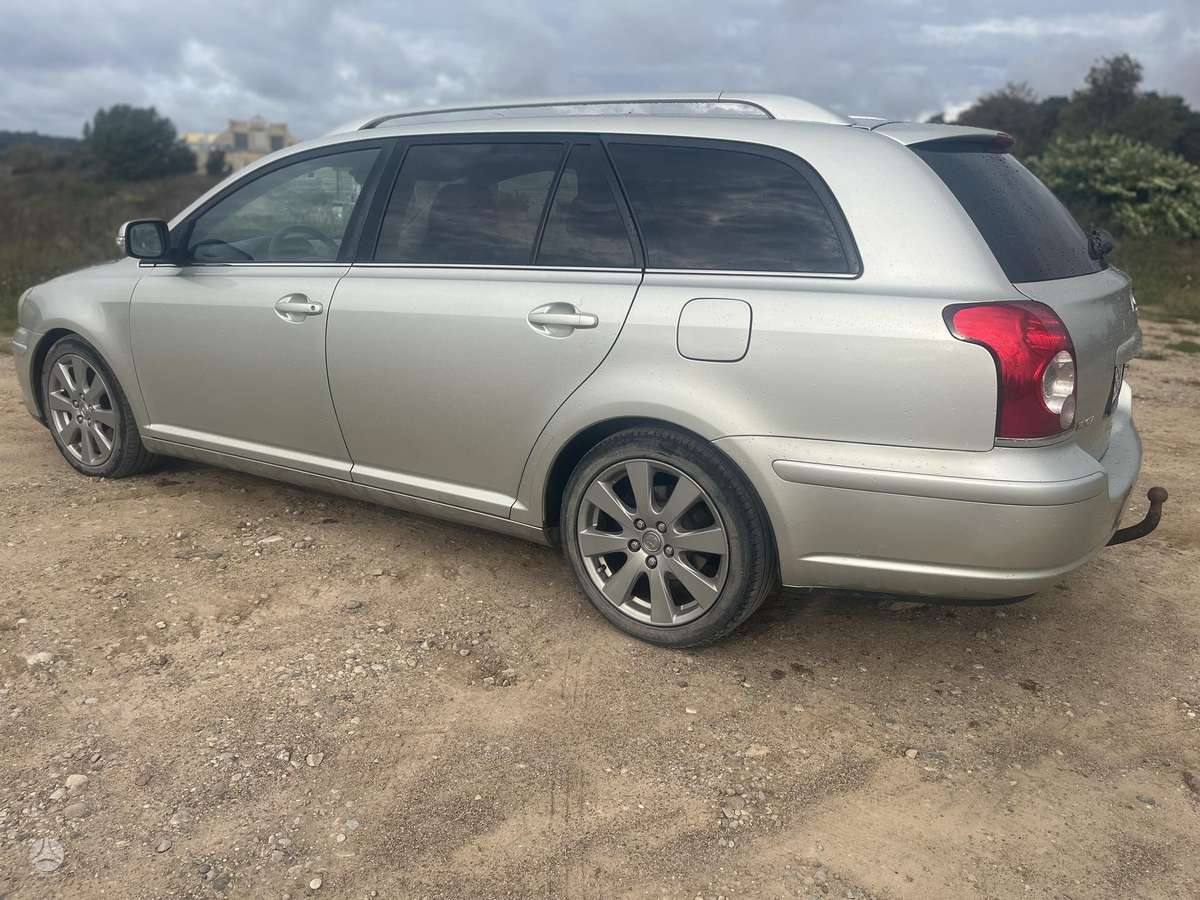 Toyota Avensis 2007 — салон