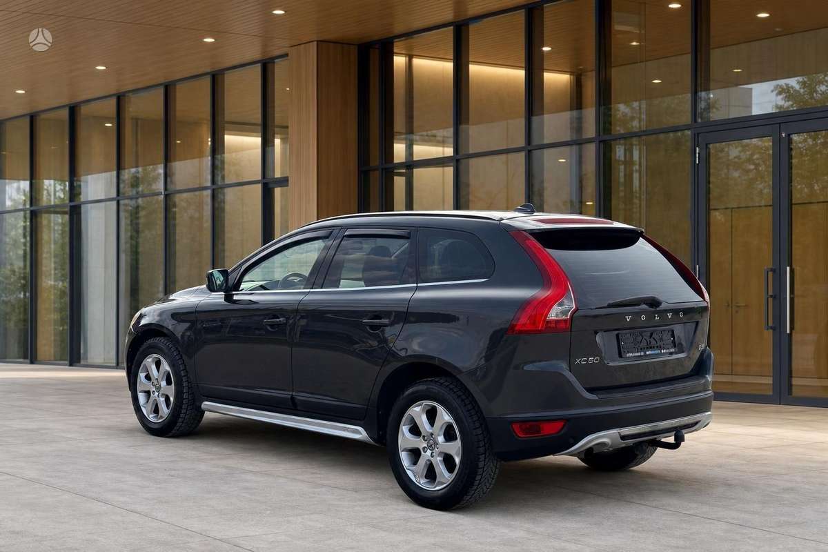 Volvo XC60 2011 — салон