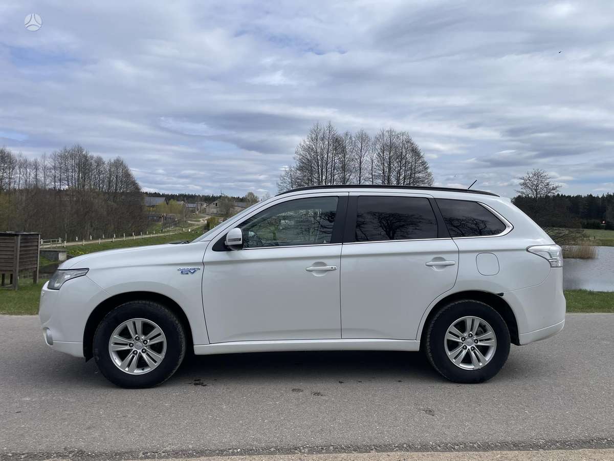 Mitsubishi Outlander 2014 — вигляд ззаду