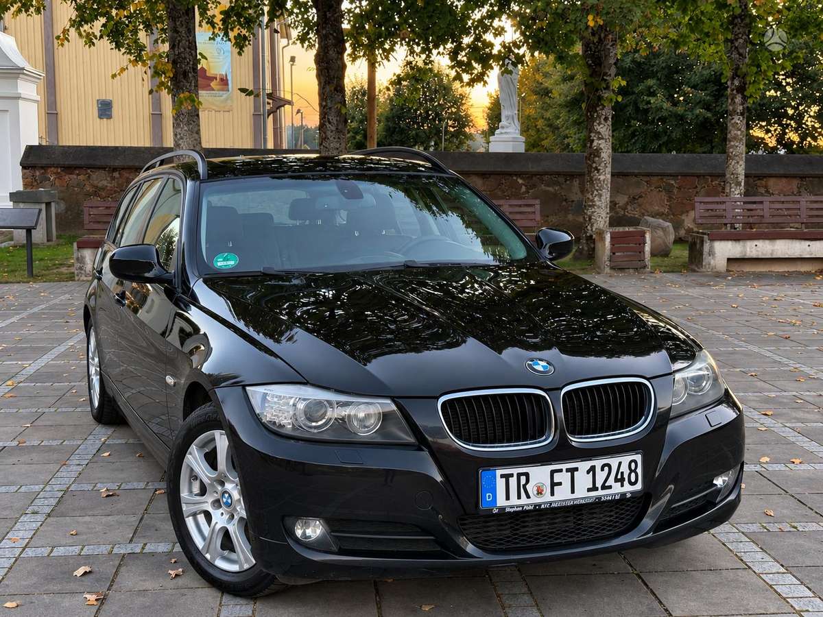 BMW 320 2009 — вигляд ззаду