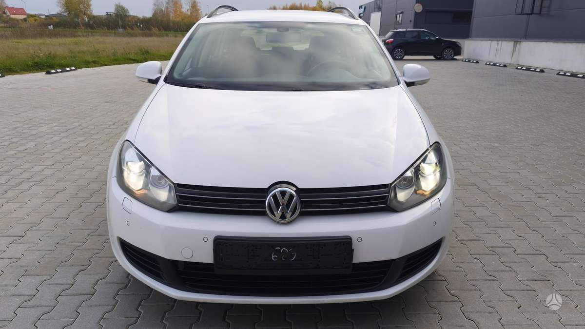 Volkswagen Golf 2011 — салон
