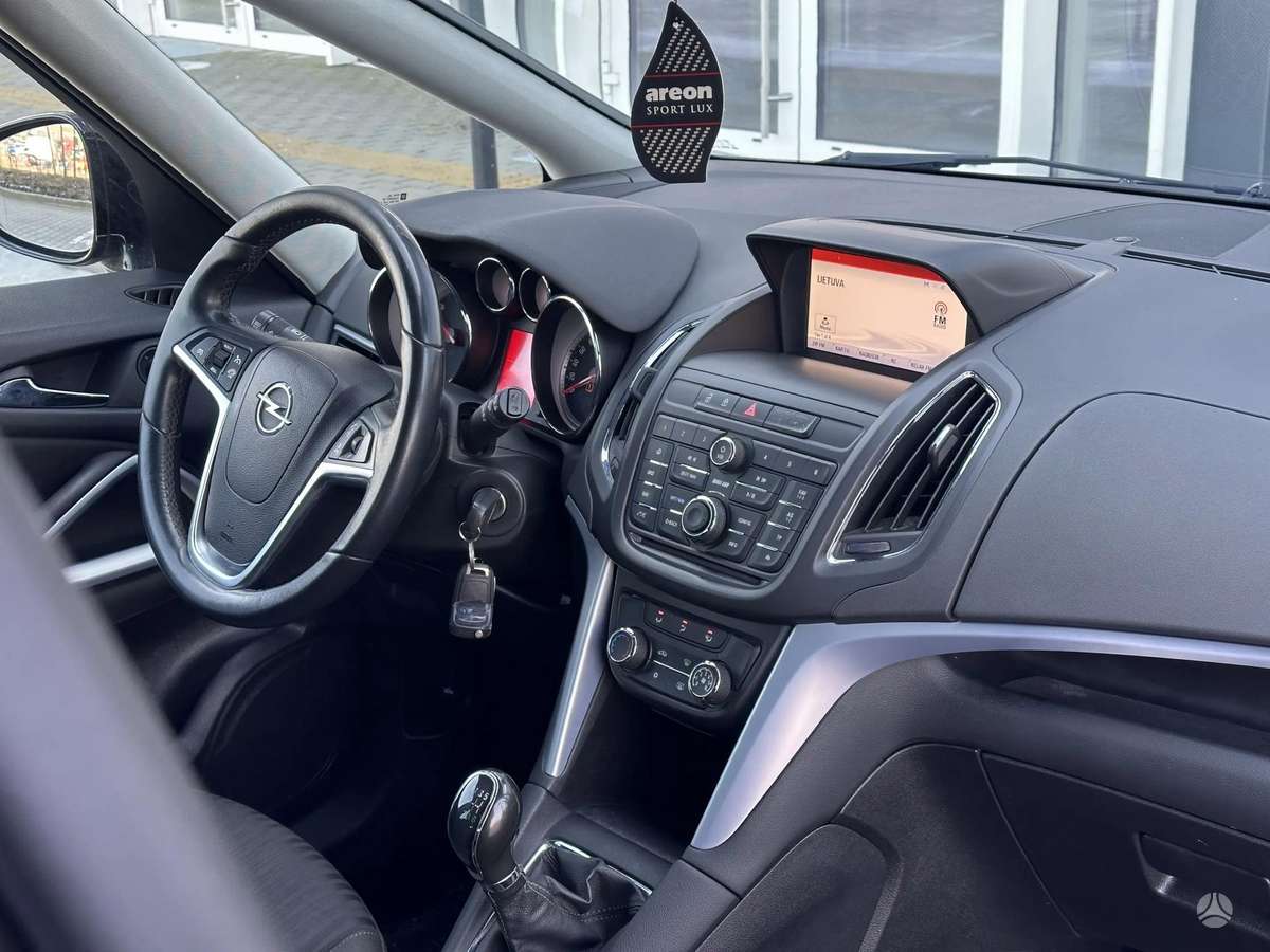 Opel Zafira 2015 — photo 14