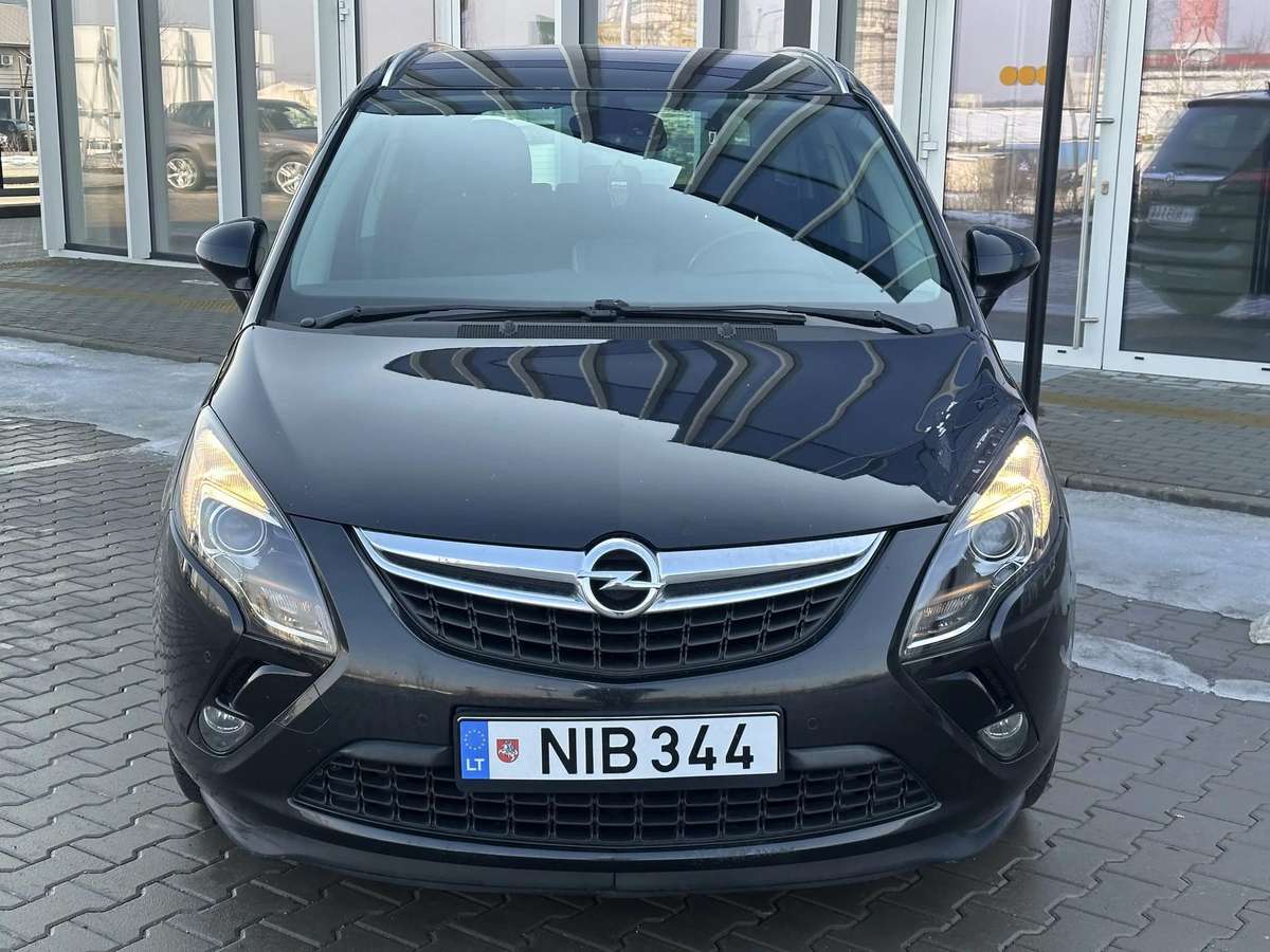 Opel Zafira 2015 — rear view