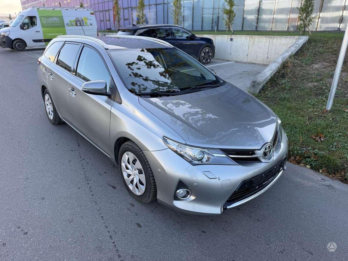 Toyota Auris 2014 — вигляд ззаду