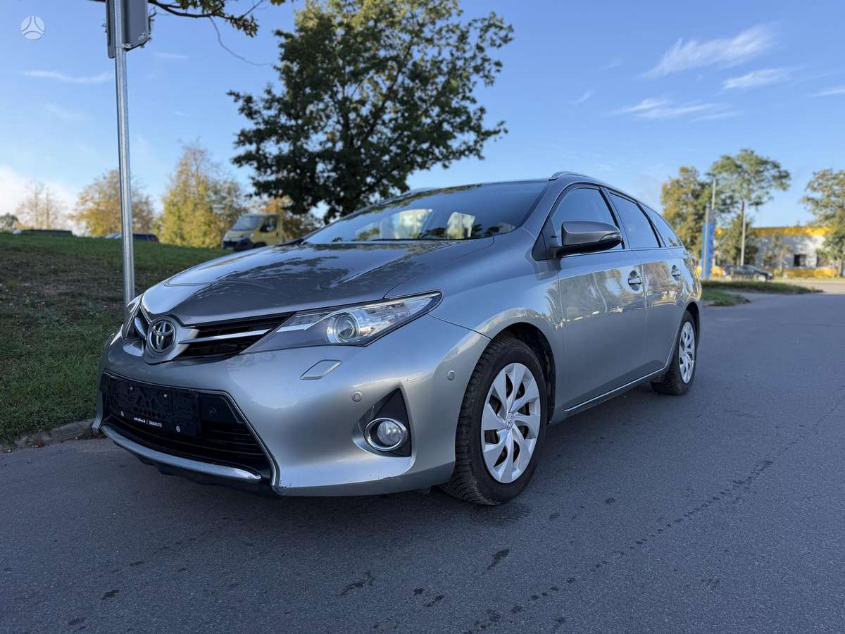 Toyota Auris 2014 — салон