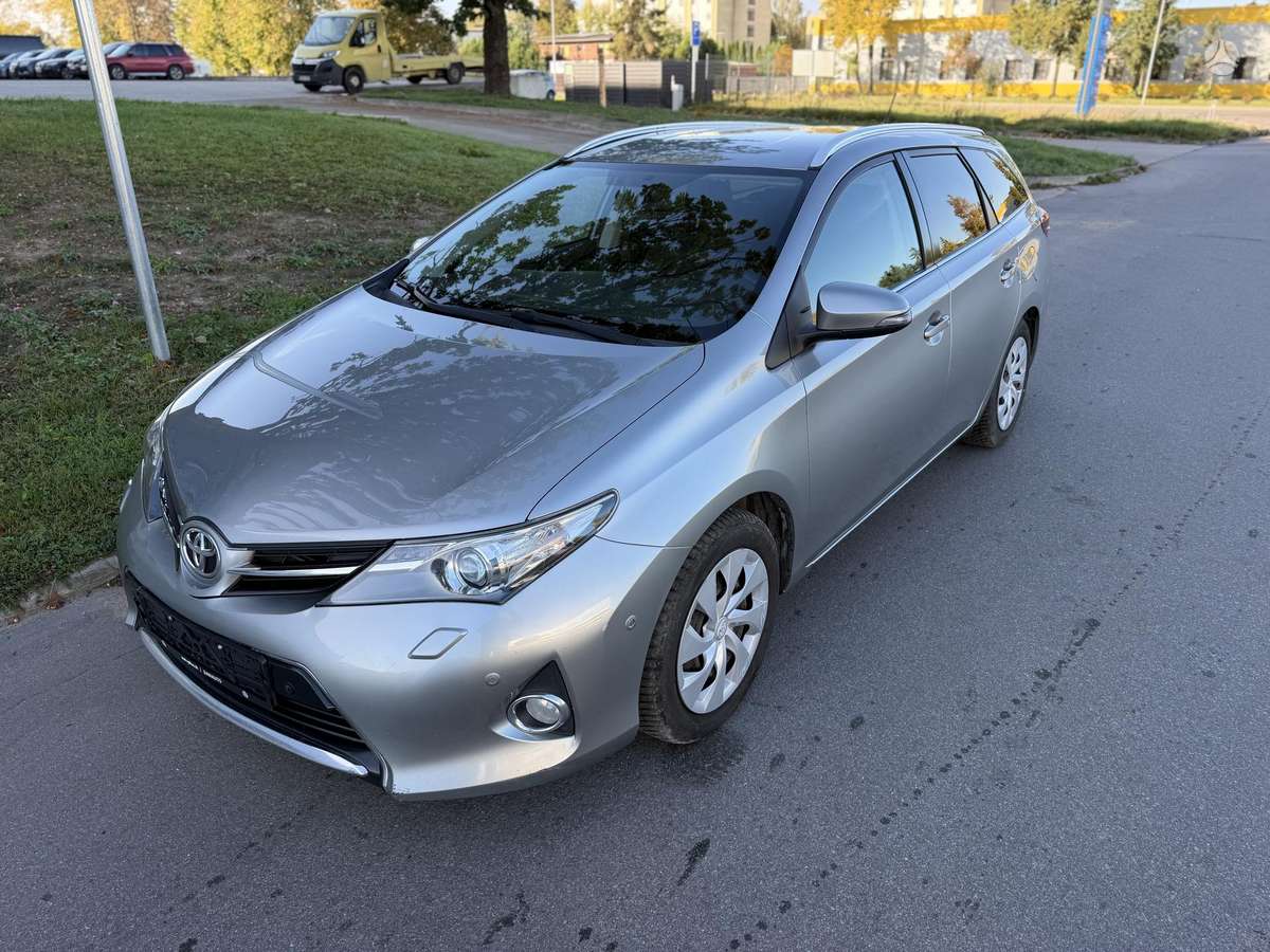 Toyota Auris 2014 — двигун 1998 cm³, 124 HP (91kW)