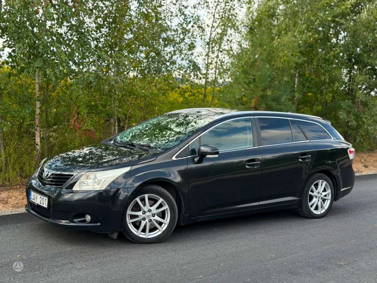 Toyota Avensis 2011 — вигляд ззаду