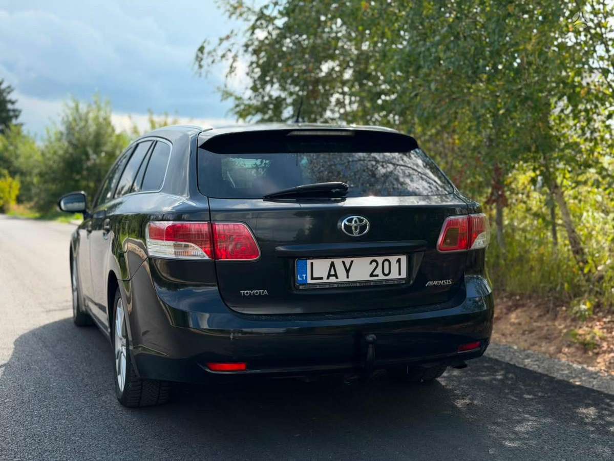 Toyota Avensis 2011 — салон