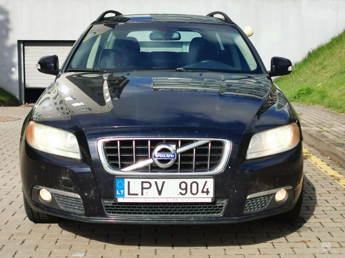 Volvo V70 2009 — rear view