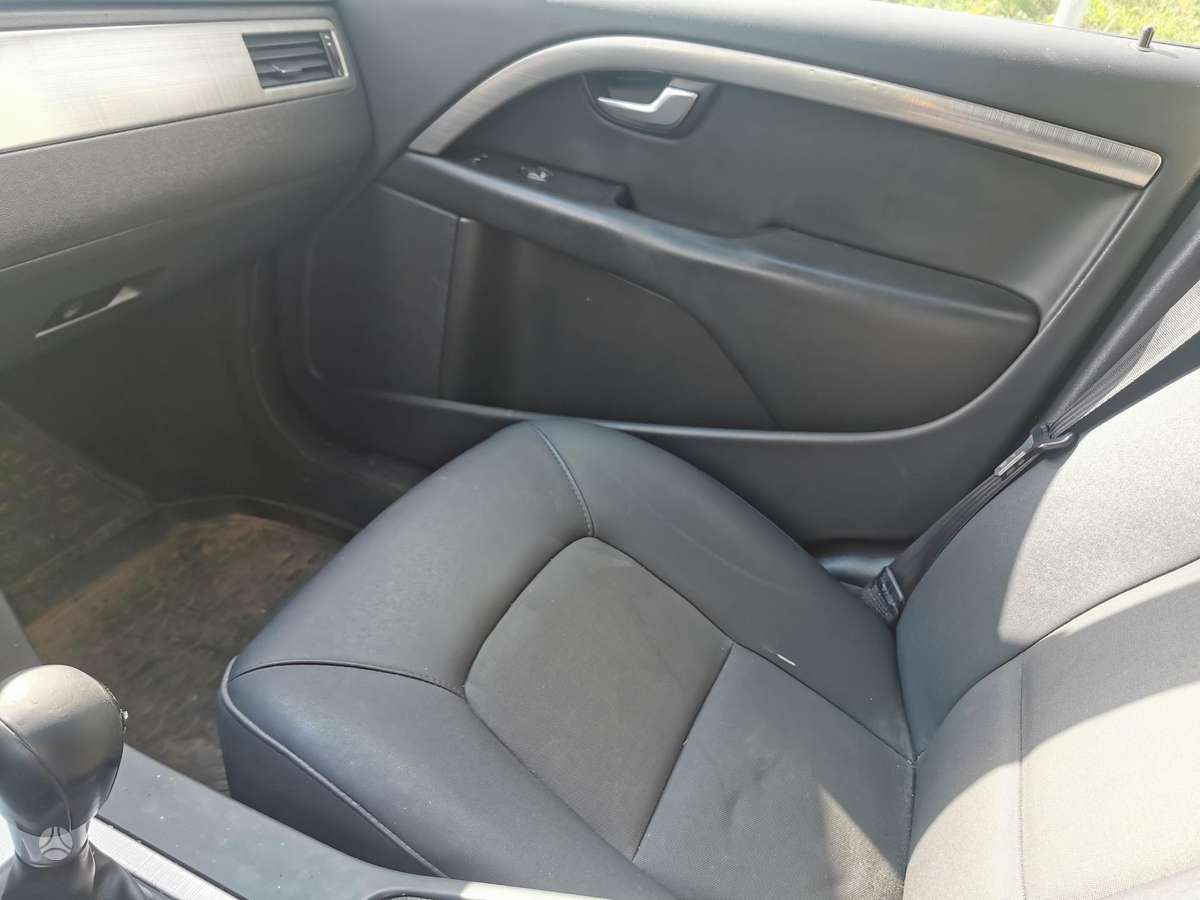 Volvo V70 2009 — photo 25