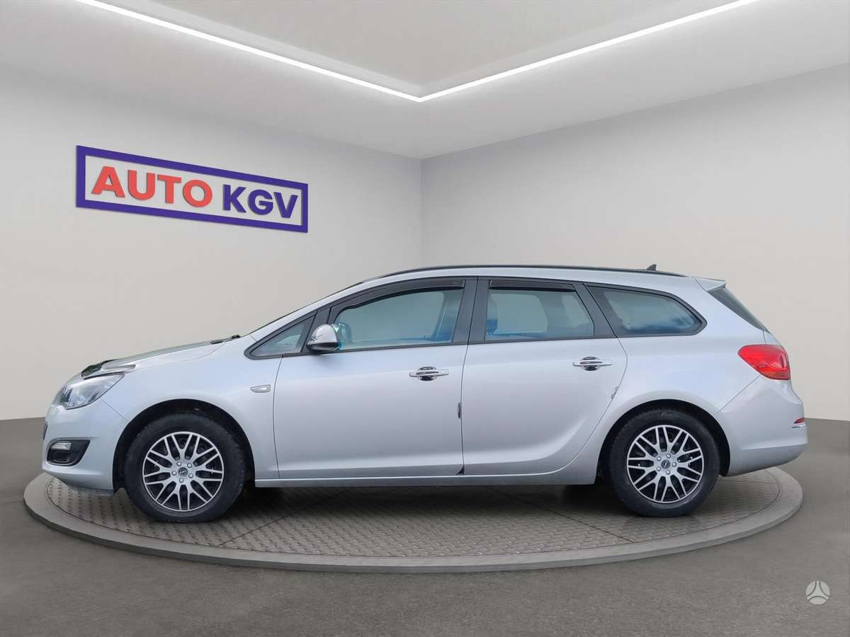 Opel Astra 2015 — rear view
