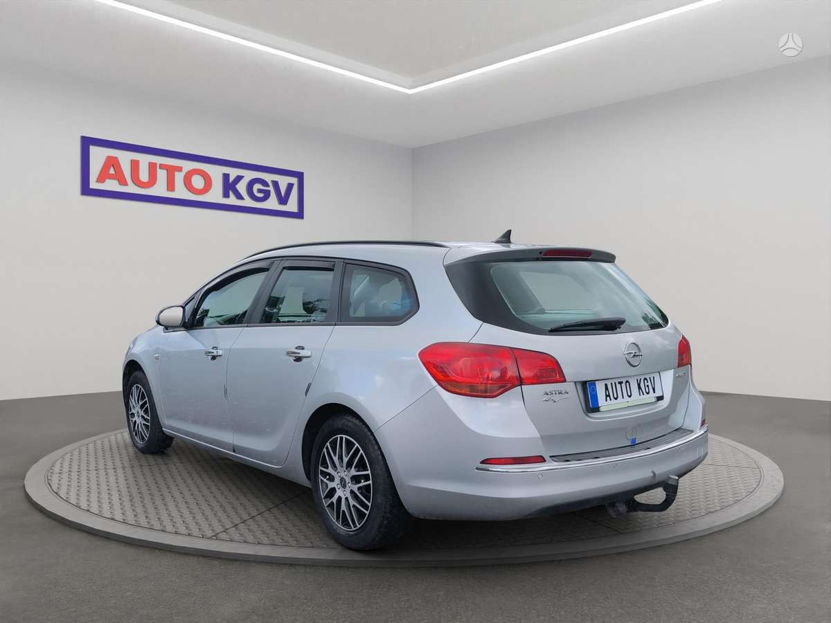 Opel Astra 2015 — interior