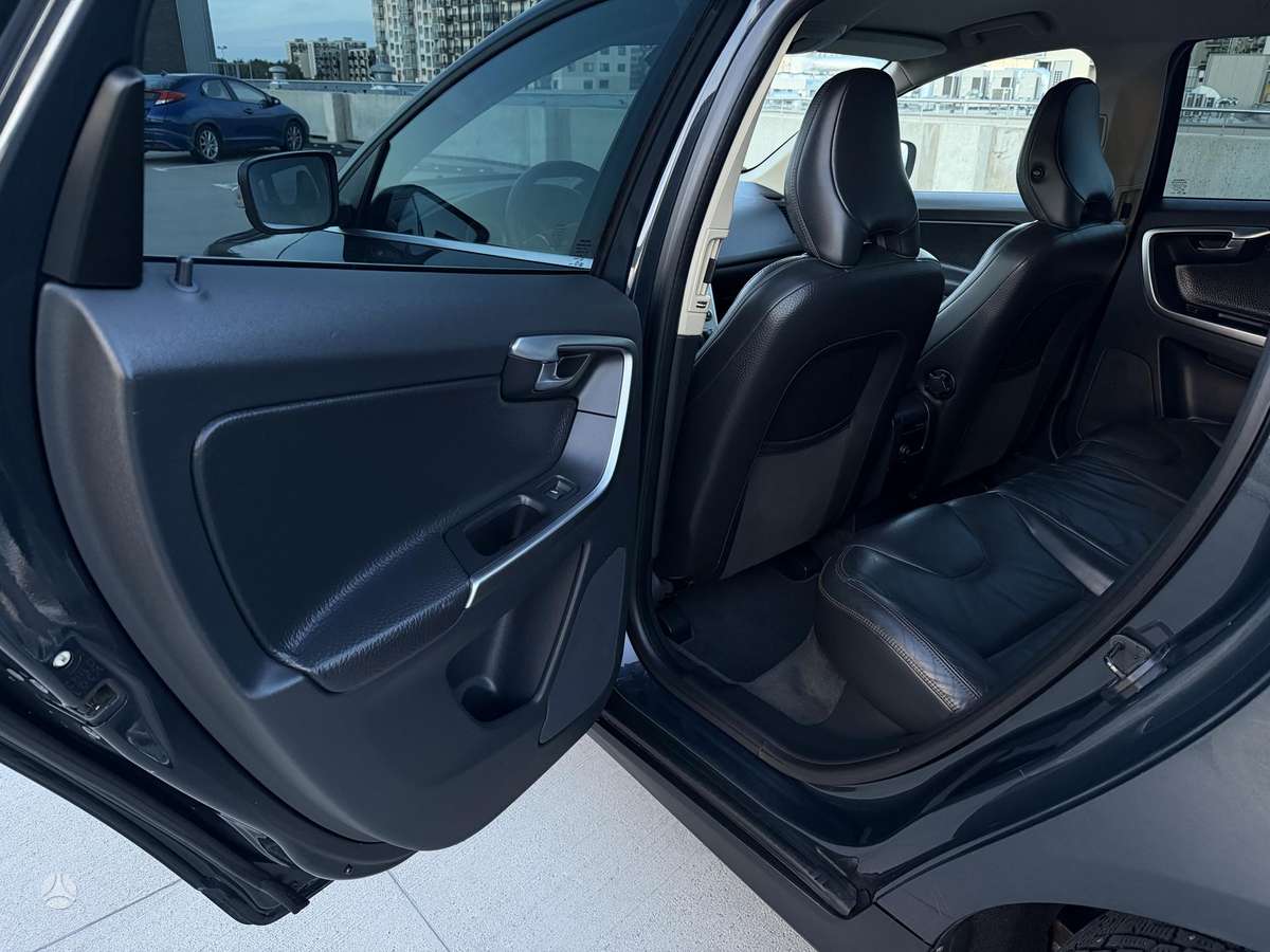 Volvo XC60 2011 — photo 25
