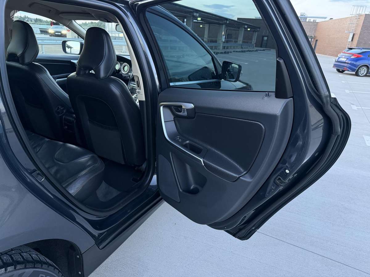 Volvo XC60 2011 — photo 27