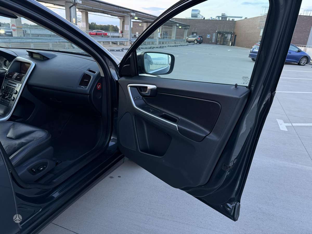 Volvo XC60 2011 — photo 29